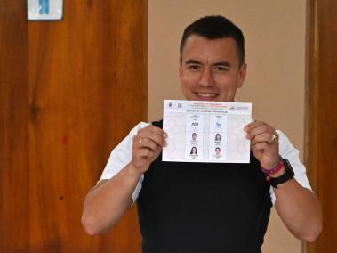 El candidato a la presidencia de Ecuador Daniel Noboa, con chaleco antibalas, muestra su papeleta tras votar en Santa Elena.