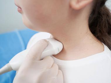 Los lactantes y niños pequeños pueden sufrir de problemas en la tiroides.