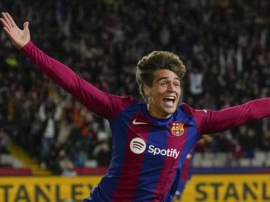 Marc Guiu durante la celebración de su gol en el debut.