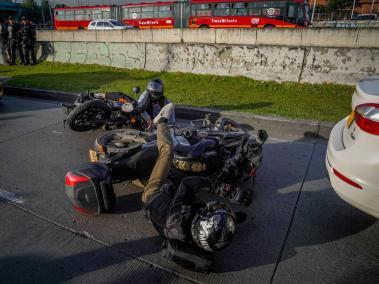 Accidente de Transito Motos , un fuerte accidente entre dos motocicletas se presento hoy 25 de octubre del 2023 en la avenida 26 con ciudad de Cali hoy 25 de octubre del 2023. FOTO MAURICIO MORENO EL TIEMPO CEET