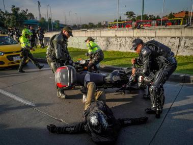 Accidente de Transito Motos , un fuerte accidente entre dos motocicletas se presento hoy 25 de octubre del 2023 en la avenida 26 con ciudad de Cali hoy 25 de octubre del 2023. FOTO MAURICIO MORENO EL TIEMPO CEET