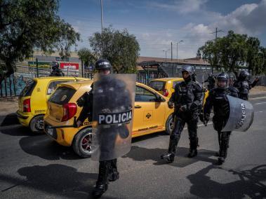 La policía trata de rehabilitar el paso   en la Autopista Sur luego de bloqueos en Soacha por parte de manifestantes que en horas de la mañana bloquearon está vía Bogotá 25 de octubre del 2026. Foto MAURICIO MORENO EL TIEMPO CEET