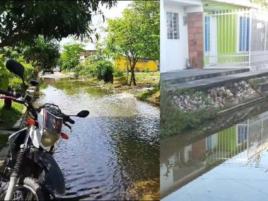 Ciudadanos señalan que viven entre aguas estancadas por falta de alcantarrillado.