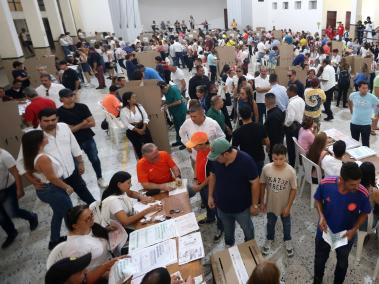 En Bucaramanga, como en otras ciudades, los votantes acudieron a las urnas desde temprano.