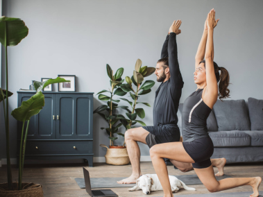 El yoga de a dos permite que los integrantes de la pareja se vinculen a través de posturas.