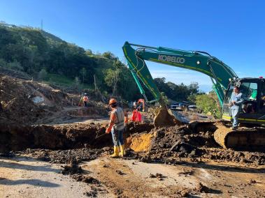 Se está haciendo la adecuación de dos alcantarillas en el sector afectado a la altura del PR 42+470 al PR 42+580.