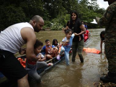 Migrantes bajan de canoas para ser trasladados a una estación de recepción migratoria en Lajas Blancas, Panamá, el 10 de junio de este año.