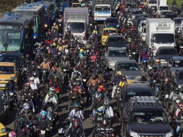 Cientos de motociclistas hacen uso de la malla vial de la ciudad hoy 17 de noviembre del 2023 en la avenida de las Américas con 60 . Bogotá 17 de noviembre del 2023.  FOTO @mauriciomorenofot  MAURICIO MORENO EL TIEMPO CEET