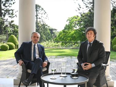 El actual presidente argentino, Alberto Fernández, y el mandatario electo, Javier Milei.