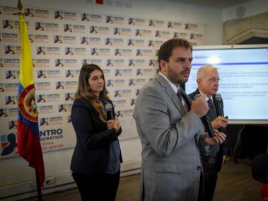 El expresidente Alvaro Uribe junto al representante Andrés Forero y la senadora Paloma Valencia, compartió una presentación en la que profundizaron en sus observaciones sobre el actual sistema de salud y el que propone el Gobierno en su reforma. Bogota 23 de noviembre del 2023. FOTO MAURICIO MORENO EL TIEMPO CEET