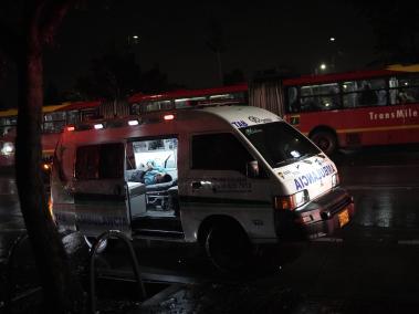 Bogotá. 16 de diciembre de 2023. En horas de la tarde a la altura de la Carrera 30 con Calle 75 y la castellana, se presentó un accidente donde un articulado del Sistema Masivo de Transmilenio sufrió volcamiento, a esta hora se realiza un operativo de rescate para las víctimas de este siniestro.