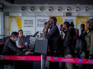 Travesía de los inmigrantes africanos en el aeropuerto Internacional El Dorado , este es el panorama de mas de 70 migrantes que se encuentran en las salas de transito del aeropuerto, esperando que se soluciones su situación migratoria . BOGOTA 21 DE DICIEMBRE DEL 2023. FOTO MAURICIO MORENO EL TIEMPO CEET