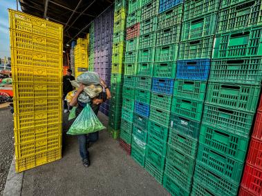 Precio de alimento en Corabastos han fluctuado en este comienzo de año, y algunos de los factores son el flujo intermitente de vehículos por la vía al llano. Bogotá 3 de enero del 2023. FOTO  @mauriciomorenofoto MAURICIO MORENO EL TIEMPO CEET