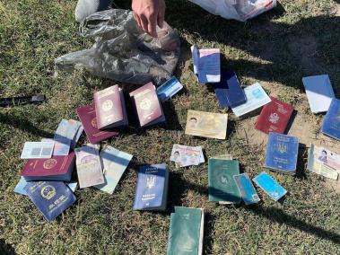 Decenas de pasaportes ucranianos y chinos encontrados abandonados en la frontera sur de Estados Unidos