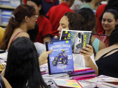 Padres de familia hacen las compras de los útiles escolares que utilizarán sus hijos durante este año académico.