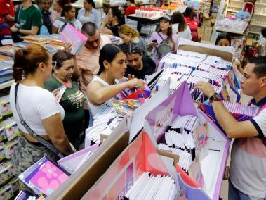 Los colombianos se preparan para la compra de las listas escolares.
