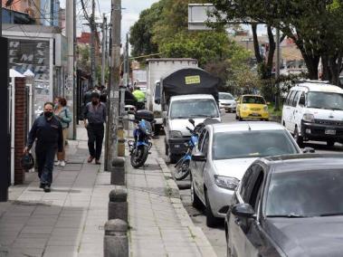 Carros mal parqueados