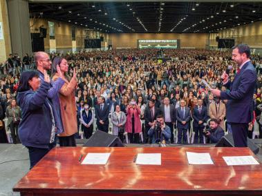 Docentes se posesionan en evento en el Gran Salón de Corferias.