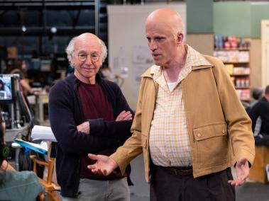 Larry David y un irreconocible Ted Danson, en una escena de la serie.