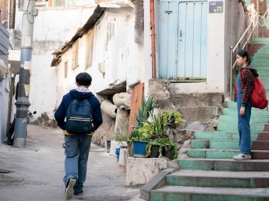 Nora abandonó Seúl a los 12 años para emigrar junto a su familia a Canadá. Lo más difícil de irse fue dejar atrás a su amigo Hae Sung.