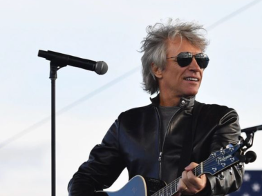 John Francis Bongiovi Jr., conocido por su nombre artístico Jon Bon Jovi, es un músico, estadounidense, reconocido por ser el vocalista y líder de la banda de rock Bon Jovi.