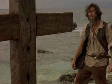 Pierce Brosnan en la película Robinson Crusoe de 1997