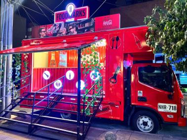 Foodtruck de Coca-Cola ofrece combos de 6.100 pesos.