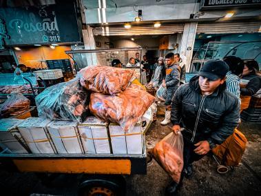 Continuamos en la cuaresma y cientos de vendedores y compradores de pescados acuden a la plaza de la flores de Corabastos para suplirse de este producto que por esta época es uno de los solicitados en el país Bogotá 1 de marzo del 2024  Foto @mauriciomorenofoto / MAURICIO MORENO CEET EL TIEMPO