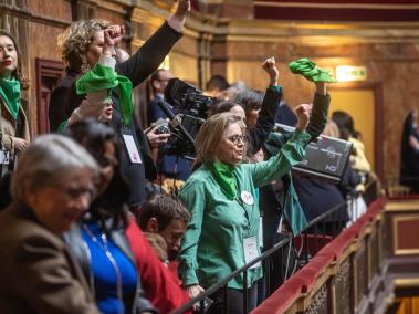 Activistas francesas reaccionan ante la decisión.