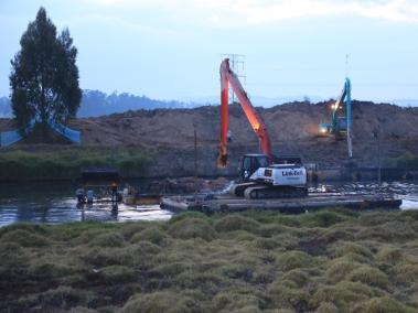 Máquinas al servicio de la CAR limpian río Bogotá.