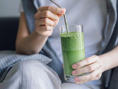 Los suplementos en polvo suelen aparecer de color verde cuando se diluyen con agua.