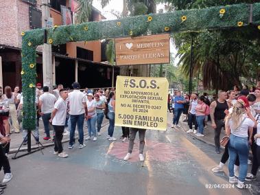 Comerciantes del parque Lleras en Medellín protestaron por decreto de la alcaldía que redujo su horario de funcionamiento.