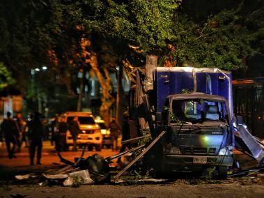 Cali Colombia 4 de abril de 2024
Habitantes del barrio Meléndez se vieron sorprendidos por una fuerte explosión que los sacudió la noche del jueves 4 de abril, en inmediaciones del Batallón Pichincha.
Según el reporte preliminar de la Tercera Brigada del Ejército, la situación está relacionada “con artefactos explosivos improvisados accionados desde el exterior del Cantón Militar, ubicado en el sector de Meléndez.
“Hasta el momento no se registran heridos ni fallecidos. Tan pronto tengamos el sector asegurado y se hayan realizado las verificaciones correspondientes, ampliaremos esta información de forma oportuna”, comunicó Ejército.
Fotos Santiago Saldarriaga Quintero / EL TIEMPO