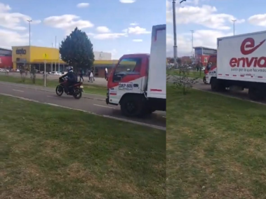 Camión pasa por una ciclovía en la calle 13.