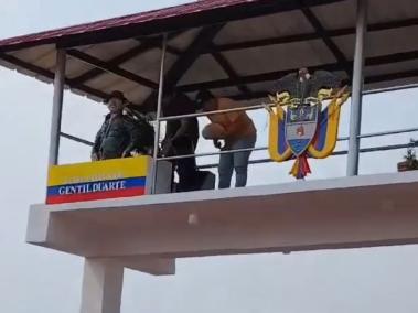 Imagen de 'Gentil Duarte' en la entrada del colegio.