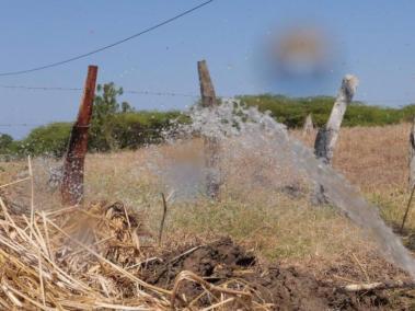 Tuberías ilegales son pegadas a la red del acueducto.