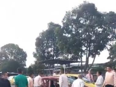 Taxistas bloquean a supuestos carros de plataforma.