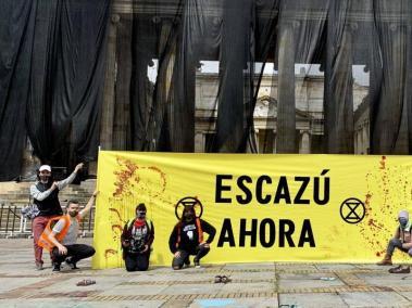 La organización Exticion Rebelion Colombia realizando un plantón en la Plaza de Bolívar para pedir la ratificación del Acuerdo de Escazú.