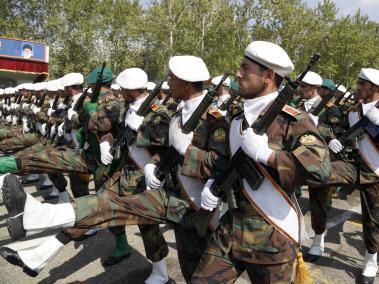 Soldados iraníes desfilan durante la celebración anual del Día del Ejército, en una base militar en Teherán, Irán.