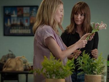 May December, L to R: Julianne Moore as Gracie Atherton-Yoo with Natalie Portman as Elizabeth Berry. Cr. François Duhamel / Courtesy of Netflix