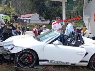 El Porsche terminó con casi pérdida total por el accidente.