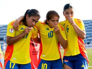 Colombia logró un triunfo clave contra Venezuela en el Suramericano Sub-20 femenino. Celebran Ana Milé González, Gabriela Rodríguez y Katerine Osorio.