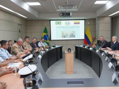 Cumbre de altos mandos en Brasilia de Brasil y Colombia.