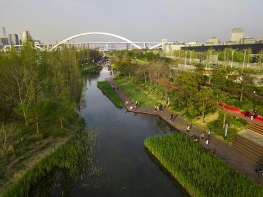 El Parque Houtan, un antiguo sitio industrial en Shanghai, tras ser transformado con vegetación y humedales.