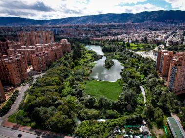 Ministerio de Ambiente impone medida de protección a los humedales Juan Amarillo, Córdoba y Jaboque. En la foto el Humedal de Córdoba. Como punto focal nacional de la convención Ramsar, el Ministerio de Ambiente impuso, a través de la resolución 421 de 2024, medida de protección al evidenciar perturbaciones a las dinámicas de los humedales, por un elevado volumen de concreto en las intervenciones. La medida obliga a la Secretaría Distrital de Ambiente a realizar un estudio de impacto ambiental que evidencie los efectos que estas intervenciones han tenido en los humedales. Para el caso del humedal Córdoba, se impide la realización de futuras obras. 
Uno de ellos el Juan Amarillo. Bogotá 7 de mayo del 2024. Foto MAURICIO MORENO CEET EL TIEMPO @mauriciomorenofoto