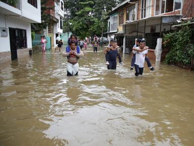 Una grave emergencia viven más de 300 familias en Jamundí, Valle del Cauca por las fuertes lluvias que no cesaron durante más de 24 horas, lo que produjo que los ríos, caños y el acueducto colapsaran. Producto de esto, viviendas, establecimientos, fincas, cultivos y vías, están bajo el agua, por lo que piden a las autoridades locales y departamentales brindarles ayudas, pues desde las 4a.m. el agua les daño sus camas, salas, electrodomésticos, objetos de valor y afectó sus cultivos y animales.