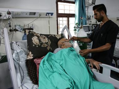 Un enfermero atiende a un paciente en el hospital indonesio de Beit Lahya, en el norte de la Franja de Gaza.
