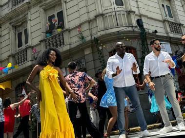 Grupo Niche cantando y bailando al ritmo de Cali Pachanguero