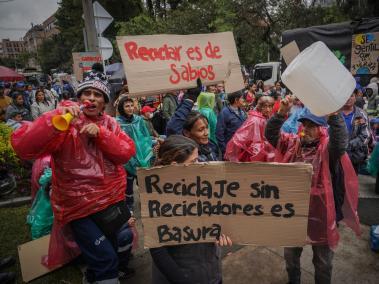 Cerca de 300 recicladores se encuentran en este momento sobre la calle 96 con carrera 12 en una manifestación pacífica, en la cual le piden al gobierno atención a sus peticiones.​Las autoridades hacen presencia en el lugar de los hechos. Hay afectaciones a la movilidad en ese punto de la capital. Bogotá 15 de mayo del 2024 Foto MAURICIO MORENO CEET EL TIEMPO @mauriciomorenofoto