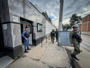 Así amanece la carcel Modelo fuertemente militarizada después del asesinato  del coronel Elmer Fernández  director de la cárcel La Modelo . Bogotá 16 de mayo del 2024 foto MAURICIO MORENO CEET EL TIEMPO